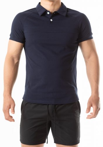 ネイビー紺色の半袖ポロシャツを着た男性モデルの写真画像